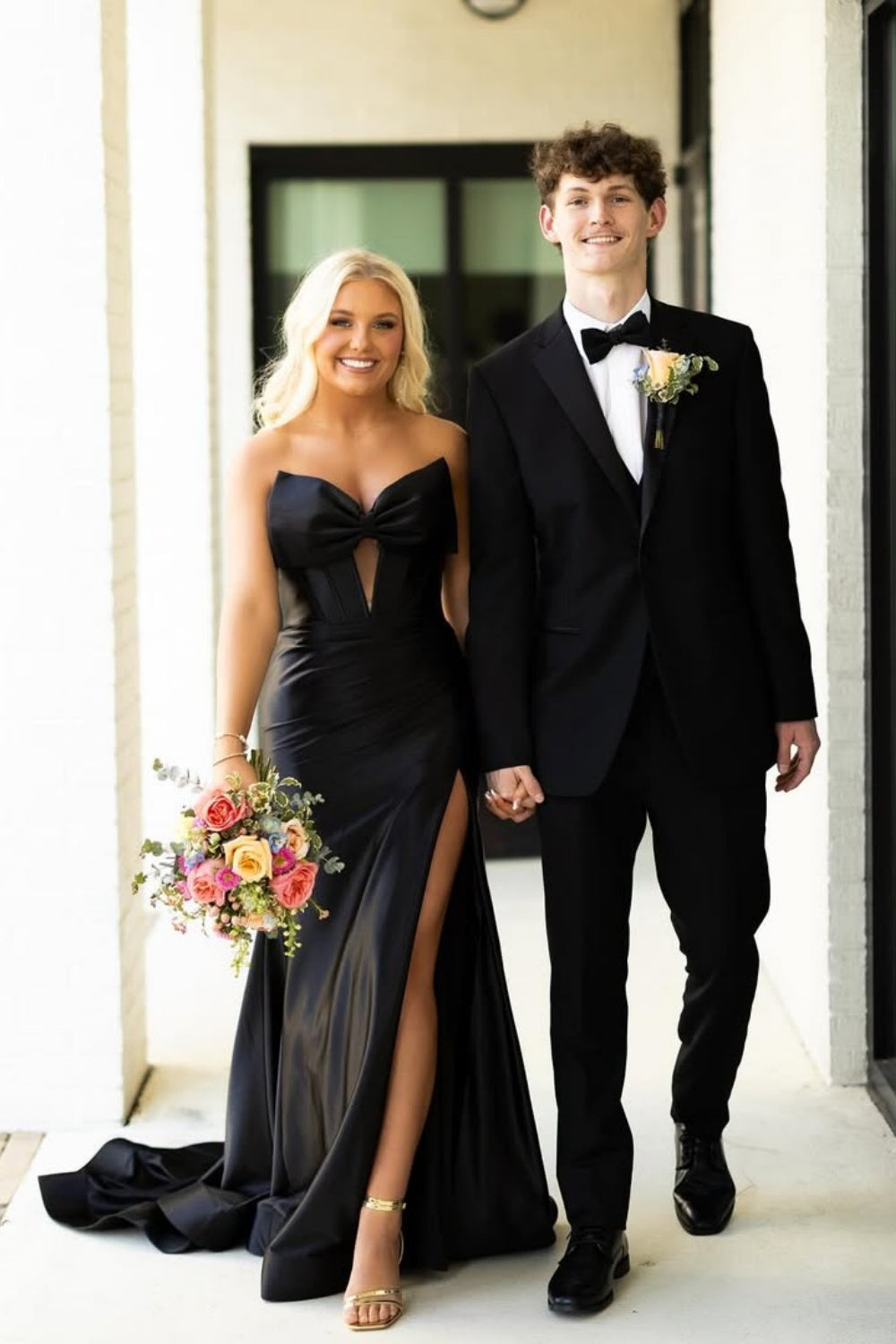 Black keyhole mermaid bodycon formal dress with leg slit.