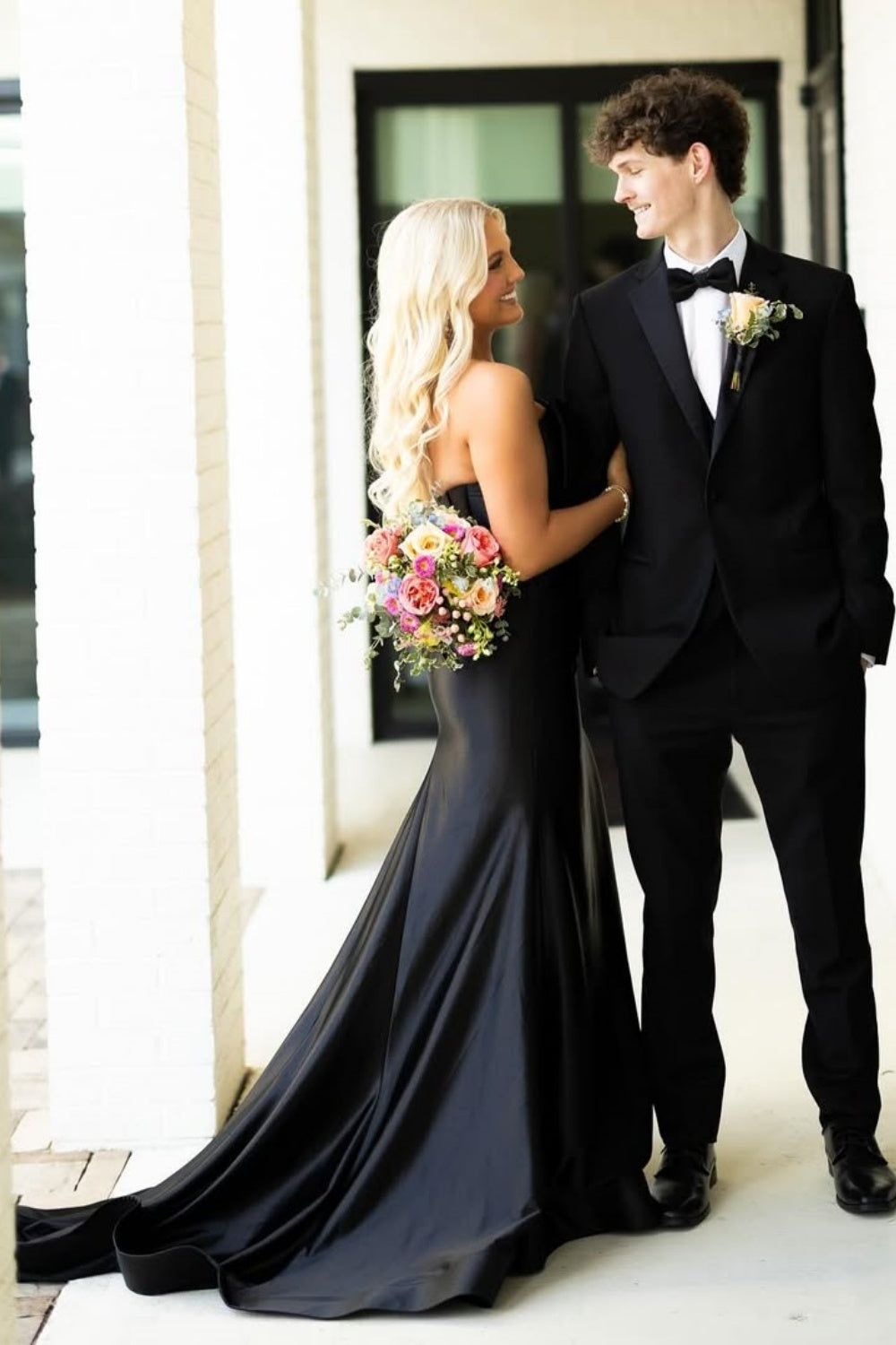 Black keyhole mermaid bodycon formal dress with leg slit.