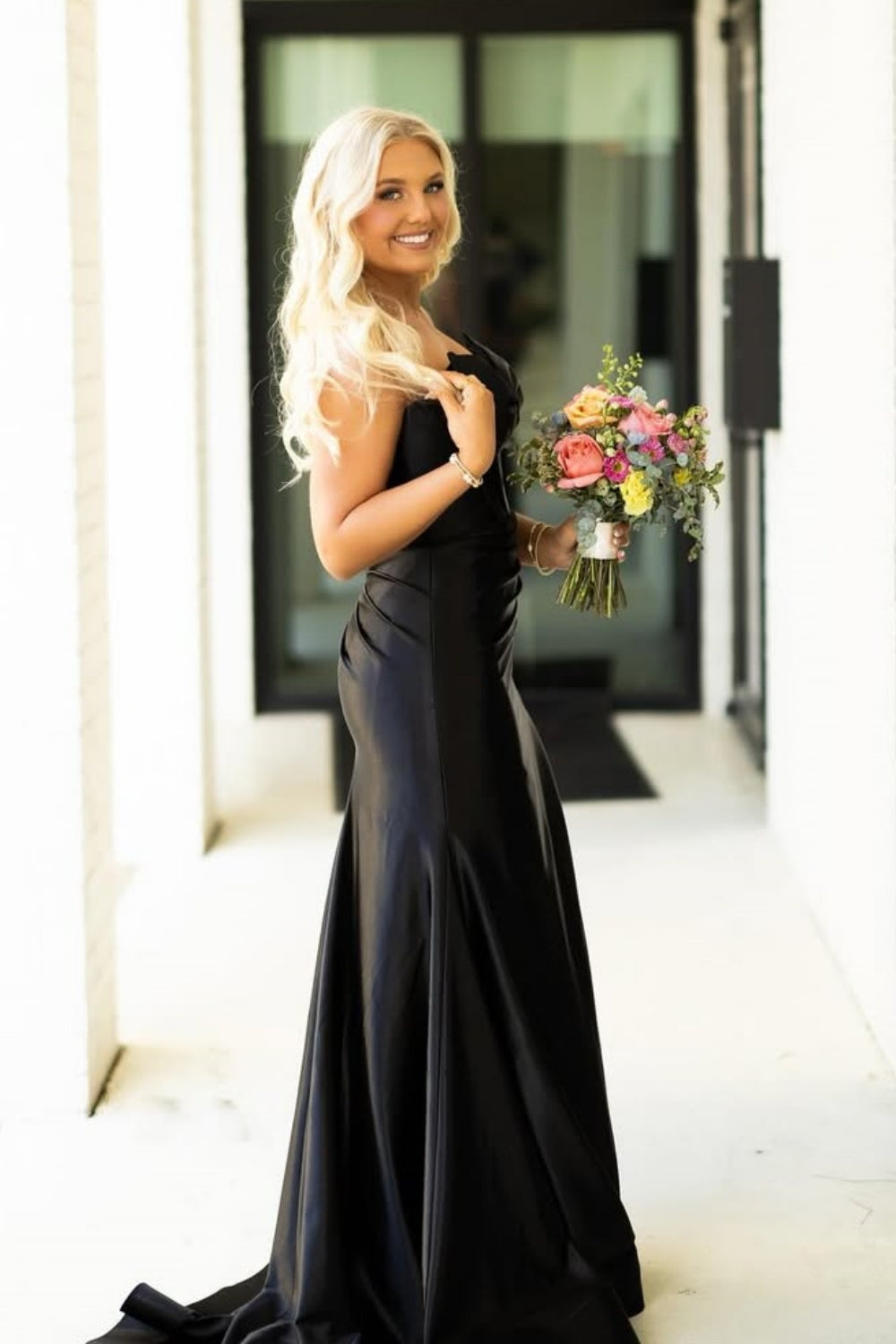 Black keyhole mermaid bodycon formal dress with leg slit.